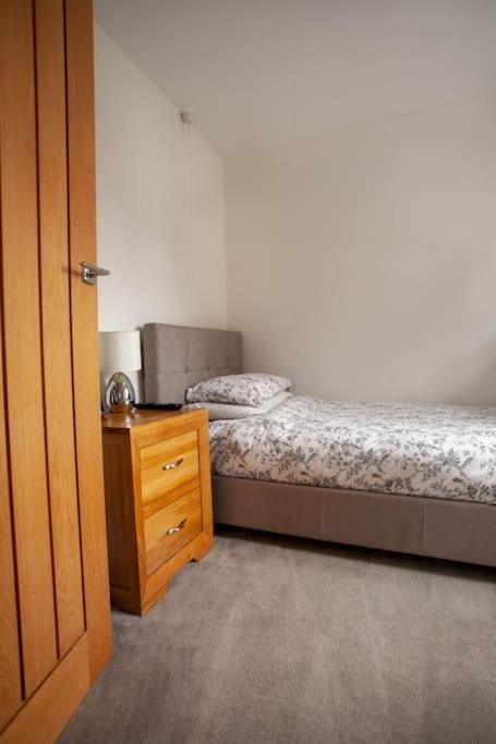 Three Bedroom House, Driveway, Bracknell Centre Екстер'єр фото