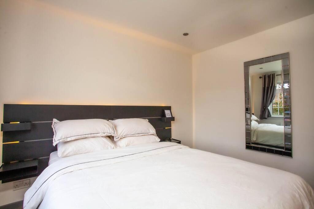 Three Bedroom House, Driveway, Bracknell Centre Екстер'єр фото
