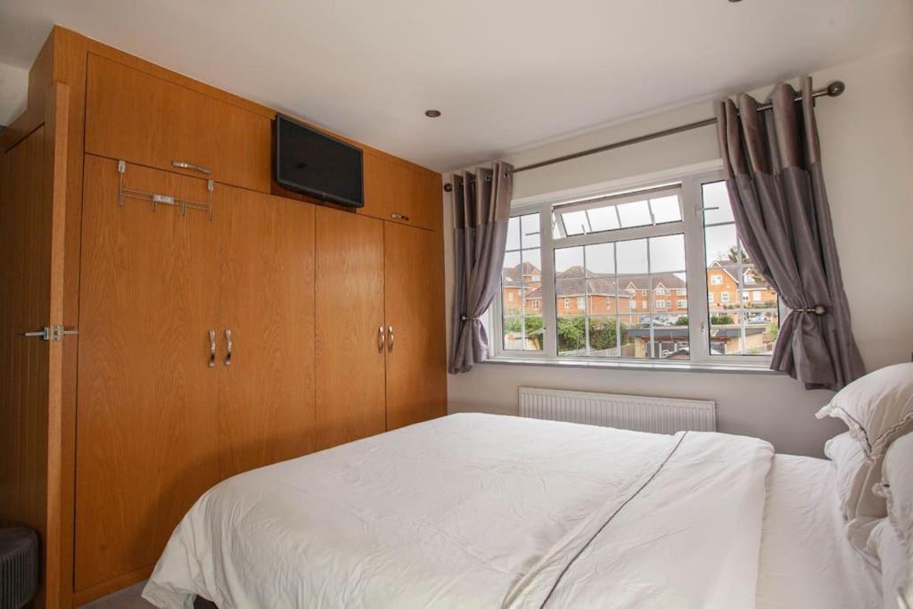 Three Bedroom House, Driveway, Bracknell Centre Екстер'єр фото