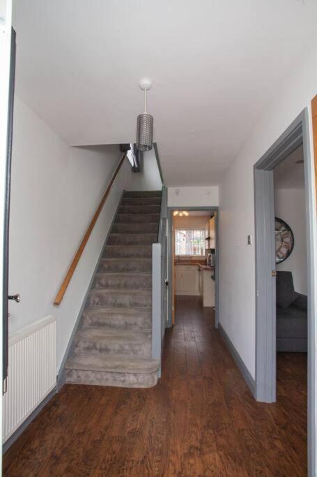 Three Bedroom House, Driveway, Bracknell Centre Екстер'єр фото
