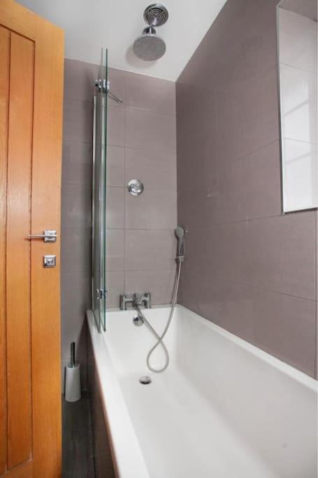 Three Bedroom House, Driveway, Bracknell Centre Екстер'єр фото