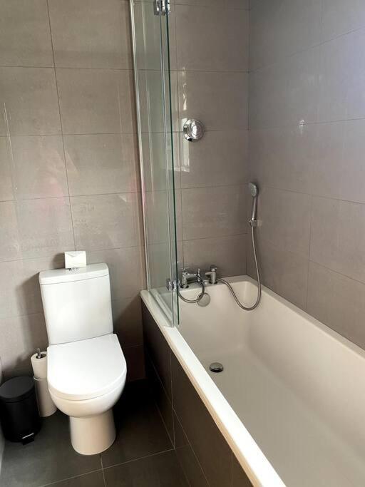 Three Bedroom House, Driveway, Bracknell Centre Екстер'єр фото