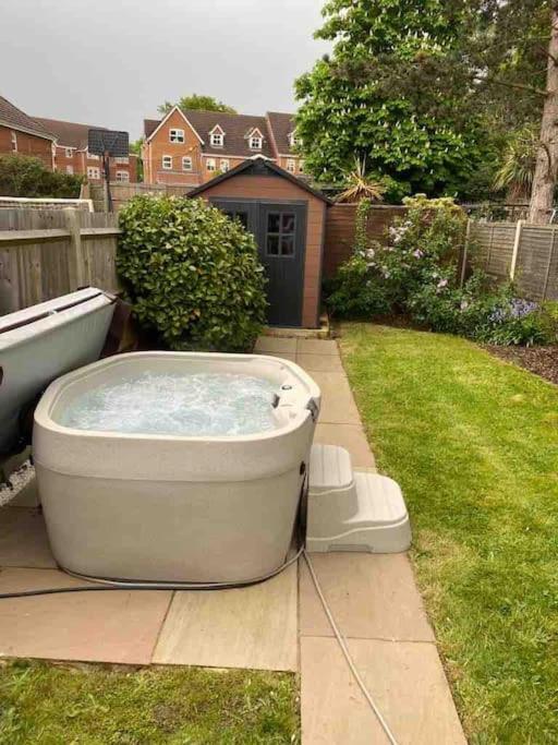 Three Bedroom House, Driveway, Bracknell Centre Екстер'єр фото